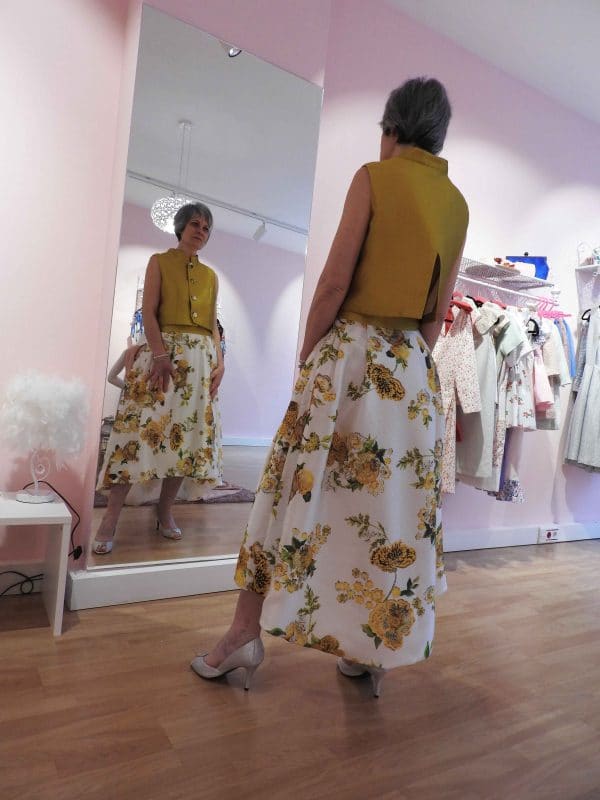 Conjunto falda y top amarillo y estampado 2